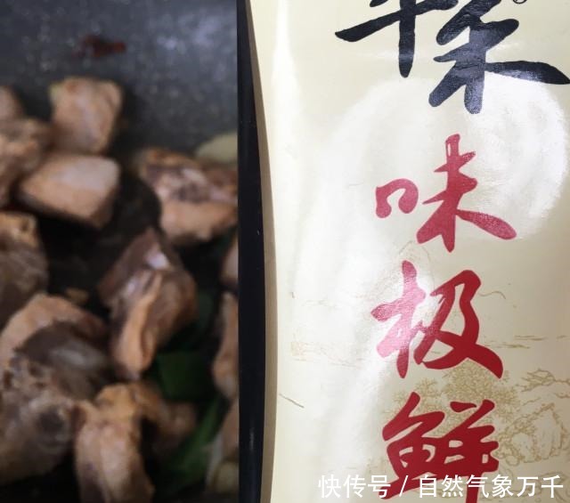 酸豆角烧排骨,香气扑鼻,一点都不油腻!