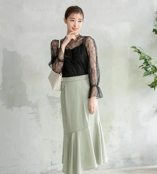 蕾丝|四五十岁的女人，穿裙子最好避开“3种”雷区，没气质还被嫌装嫩