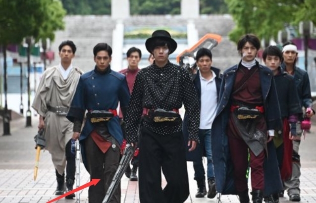 超级战队|假面骑士:海贼战队全员回归剧场版,船长待遇拉满,新形态太酷炫