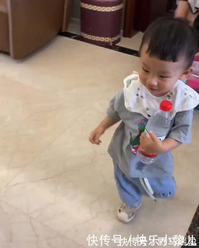 姐姐|姐姐去上补习班,弟弟偷偷“调包”姐姐的矿泉水,妈妈自讨苦吃