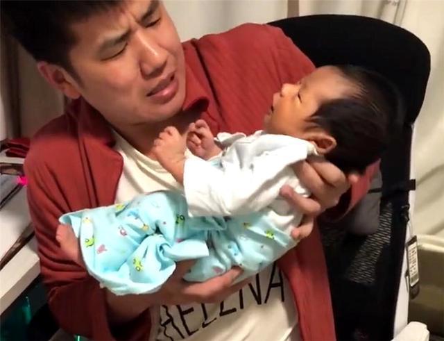 |第一次抱娃有多紧张宝爸们太搞笑,网友小心翼翼的样子像偷瓜