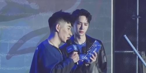 粉丝们 王一博品牌直播尬出天际,主持人占C位全程抢戏,一博尬到跑着下台