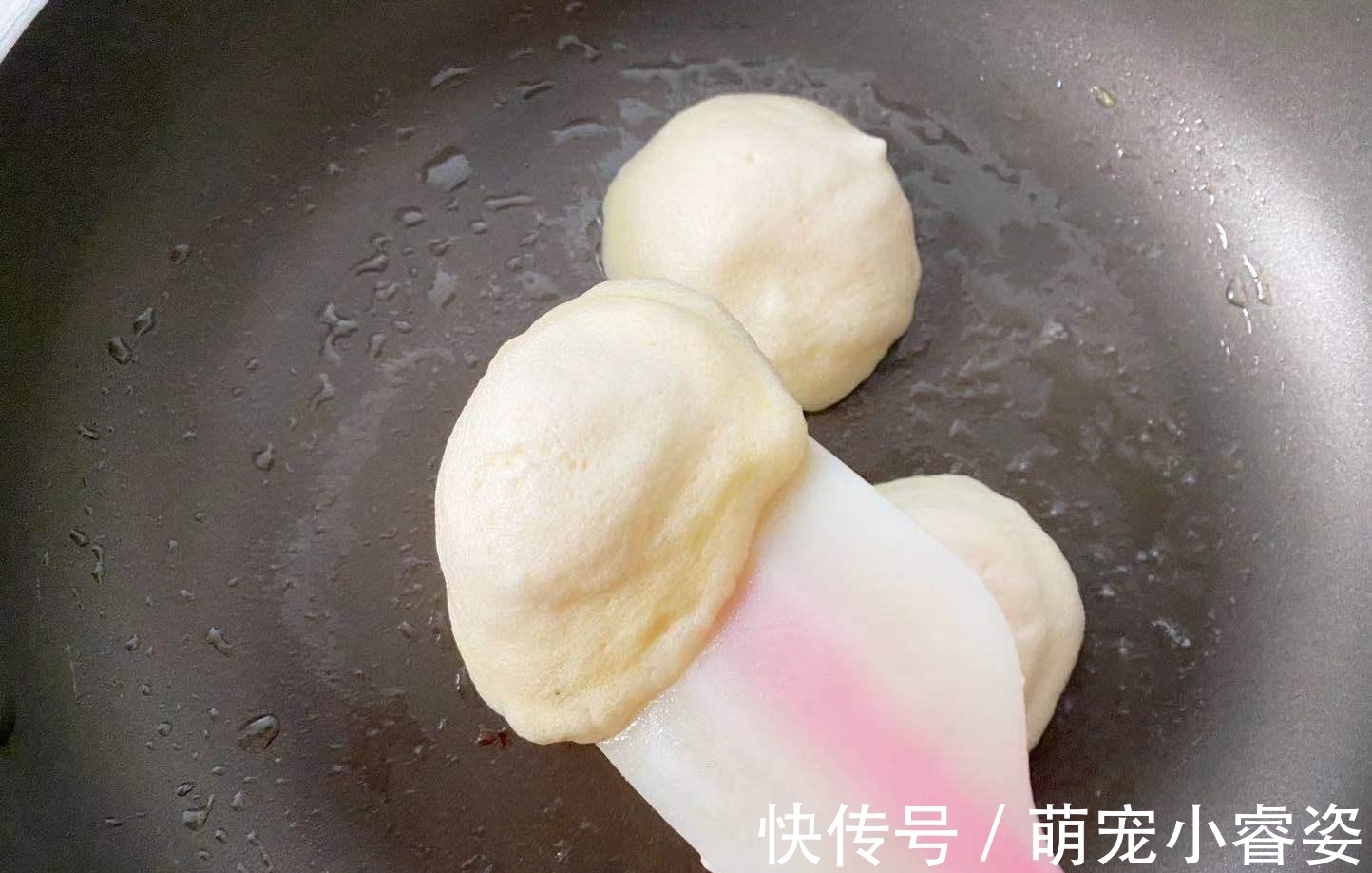 打蛋器|一出锅我家娃就急着要吃!味道酸甜,蓬松绵软,一口平底锅就能做