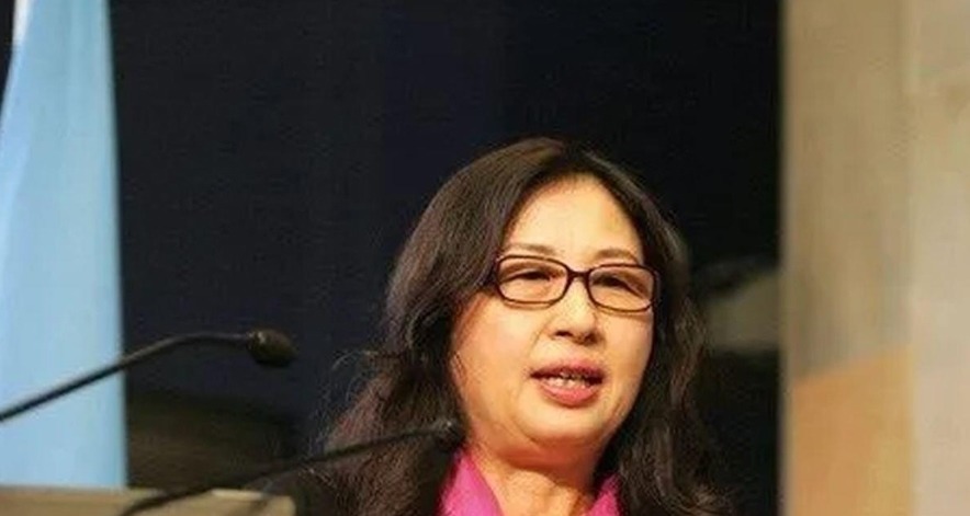 任正非|脱掉袜子,率先跳进泥坑里推车!任正非以身示范:老板就该打头阵