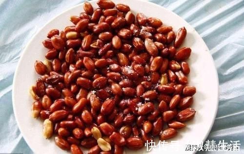 炸花生米时，出锅后别只傻傻的放盐，多加“这一样”，美味翻倍
