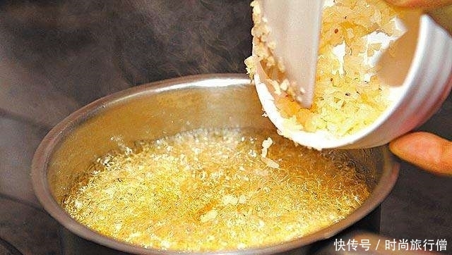 香槟|“金蒜百花香槟茸”轻松做, 蒜酥搭配姬松茸, 吃来相当开胃下饭!