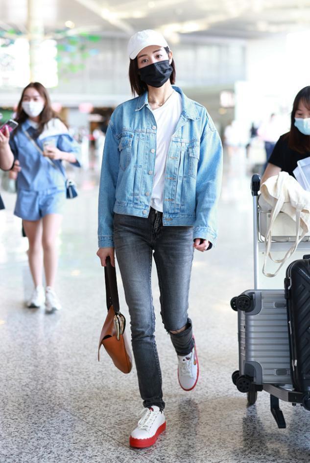 洞裤|健身达人张钧甯真会穿,牛仔外套配破洞裤休闲随性,身材真是绝了