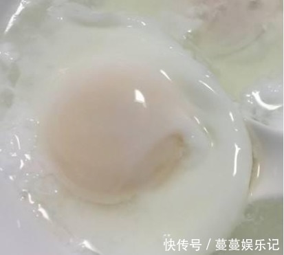 煮荷包蛋时,最忌水开就下锅,学会这个技巧,鸡蛋嫩滑不散花!