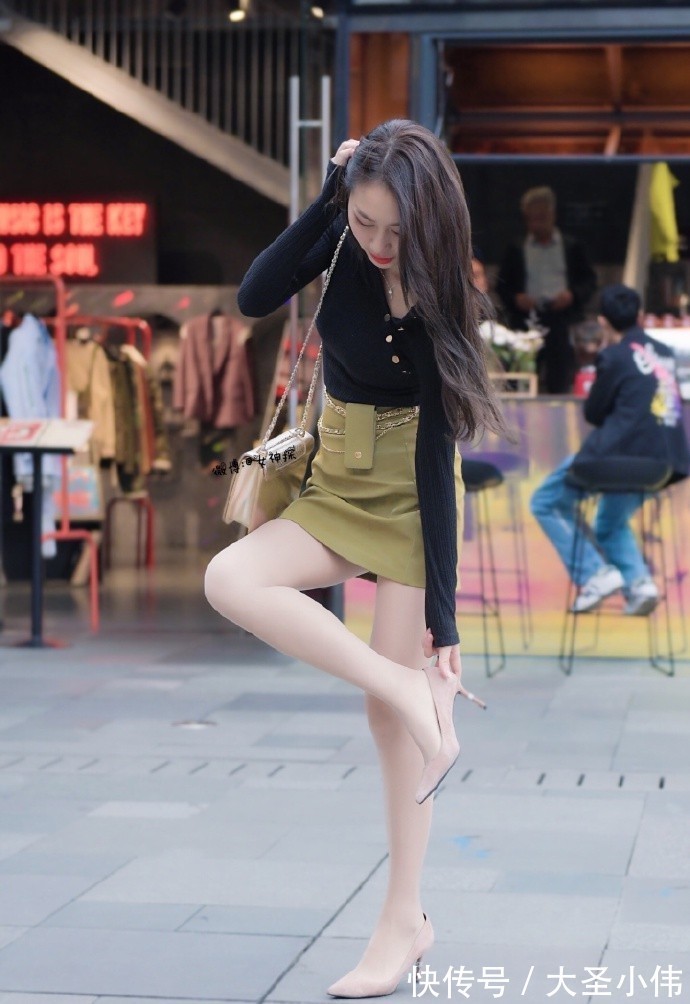 女神|美女街拍:短裙配长袖?不是神经,而是女神