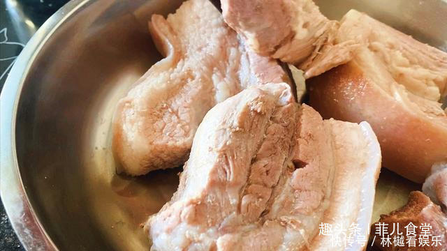  大厨|做红烧肉时，有人先焯水，有人直接炒，都错了，教你大厨做法，香