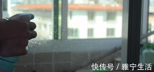 一滴水|不管玻璃有多脏,试试这个小技巧,不用一滴水,干净透亮还不留灰