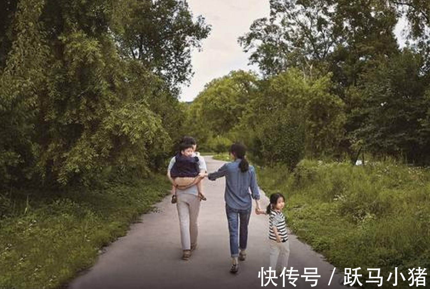 缺陷|“袖珍丈夫”走红,和妻子牵娃上街,路人问宝妈3个都你生的