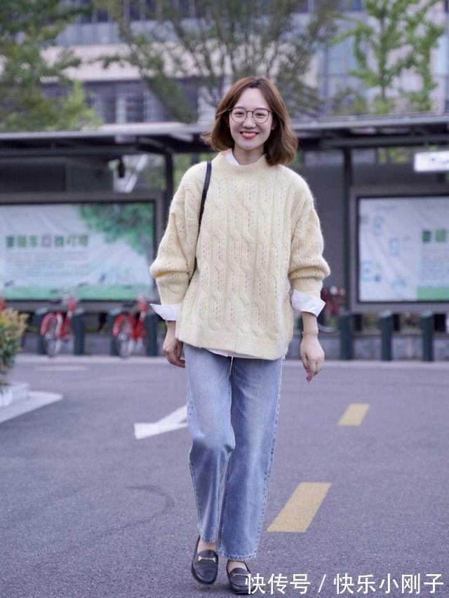 毛衣|秋天如何穿出高级感?用毛衣内搭白衬衫和牛仔裤,照看都好看