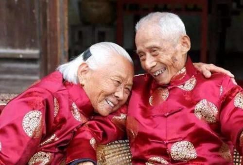 113岁长寿老人抽烟喝酒，直言：长寿其实很简单，坚持1事即可