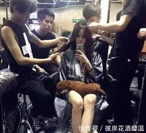姑娘只是来把头发拉直而已,用得着四个男理发师奉陪吗
