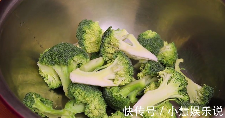 炒西兰花，最忌直接炒和焯水了，教你3招，脆嫩入味，营养不流失