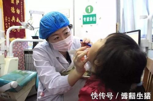 家长们|4岁孙女误吞干燥剂,奶奶“解救”方法太有效,被医生称赞