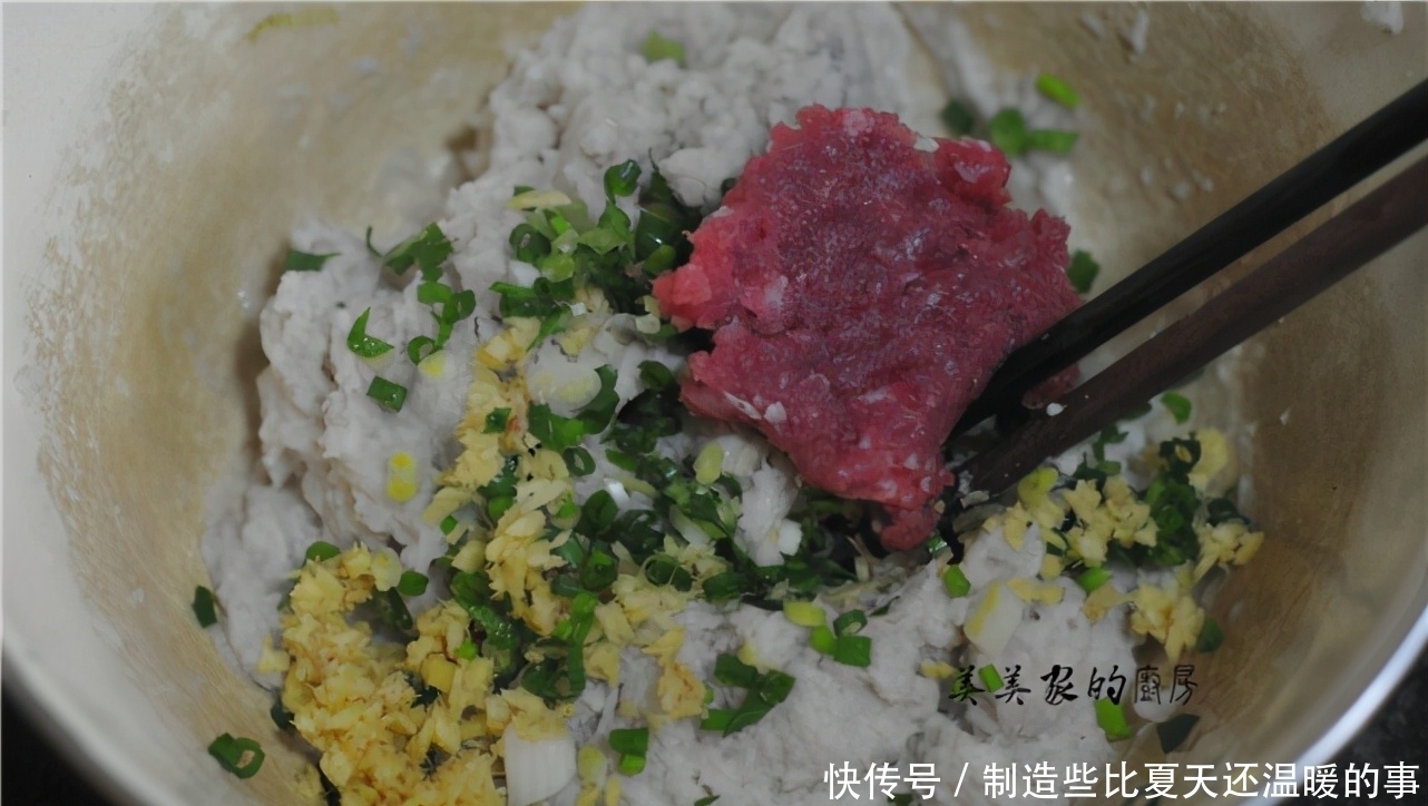 年菜少不了炸丸子,大厨教你一招,3块钱能炸1大盆,那叫一个酥香