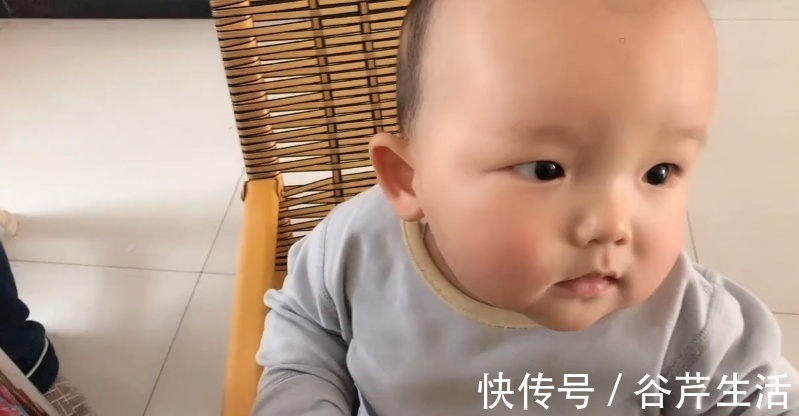 碎末状|妈妈竟喂宝宝“吃空气”,戏精宝宝将计就计,小表情亮了
