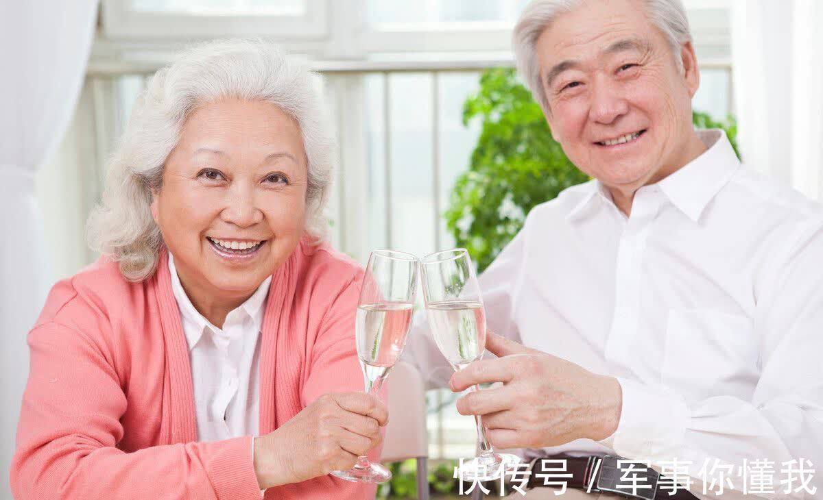 老两口|为什么奉劝老年人不要去跳交谊舞？62岁阿姨：交谊舞害人不浅