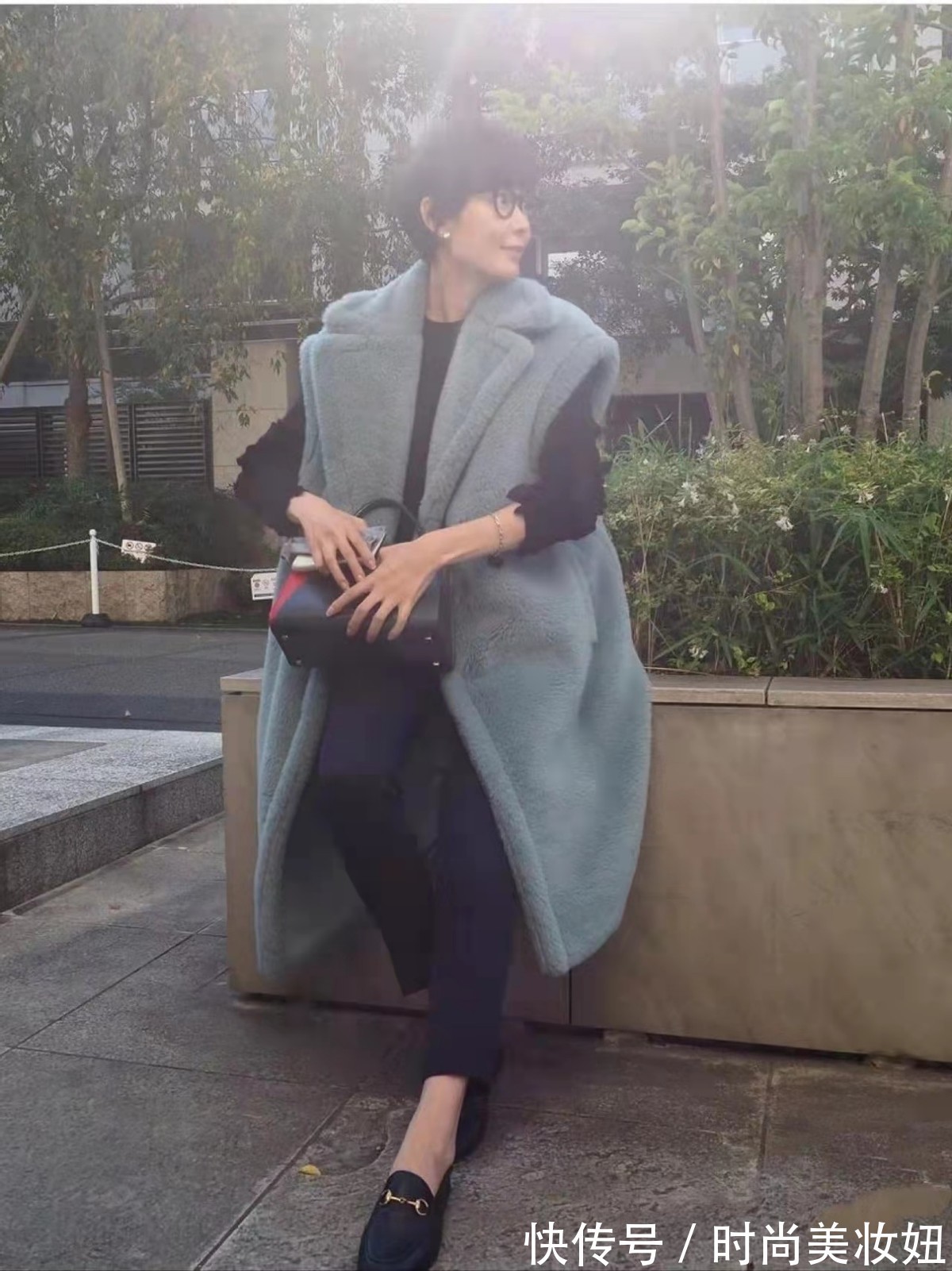 风衣 50岁女人穿衣越简单越高级,分享日本主妇穿搭,照穿优雅大气