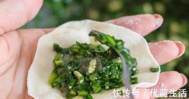 包韭菜馅饺子,直接拌馅就错了多加一步,韭菜更翠緑,还不出水