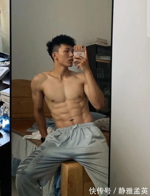 体育生|拥有八块腹肌人鱼线的体育生,网友:不争气的眼泪从嘴角流了下来