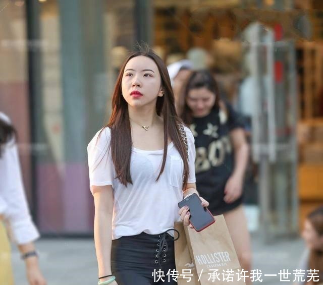 街拍图3小姐姐身材不错，就是额头有点高，可以亲的位置很多！