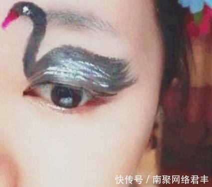眼皮|女子在眼皮画出黑天鹅,当她眨眼睛的时候,美丽动人