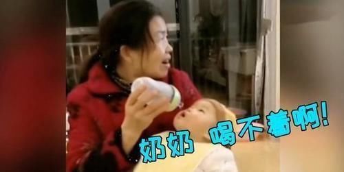 小眼神|奶奶看戏入迷,忘记了正在喂孩子吃奶,宝宝的表情让人捧腹大笑