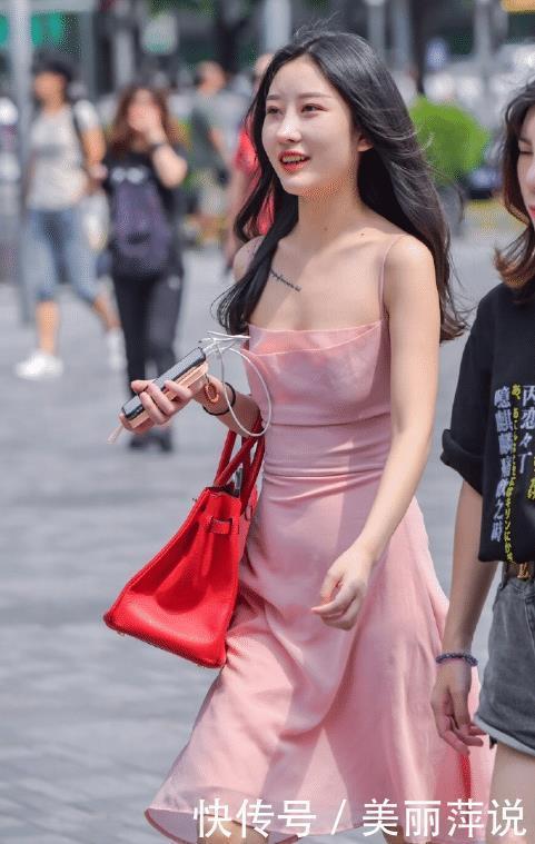 美女街拍肤白貌美的小姐姐,穿搭粉色抹胸连衣裙,尽显仙女般的好气质