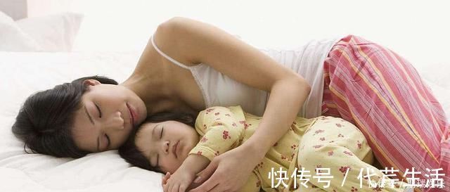 妈妈|妈妈回家后找不到睡衣,刚想教训女儿,掀开被子一瞬间,太心酸了