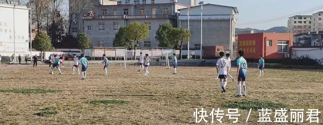 沙窝镇|新县沙窝镇初级中学与八里畈镇初级中学举行足球联谊比赛!