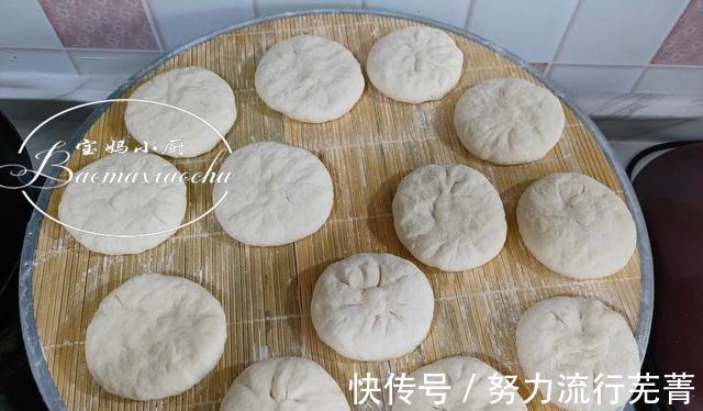 软乎乎|烙糖饼总做不好试试这方法,软乎乎,捏一下还回弹,一次就成功!