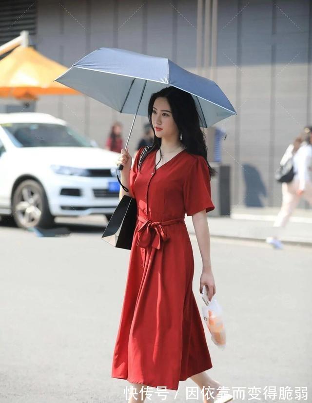 丸子头|小姐姐扎着一个小小的丸子头，让她显得青春又充满活力