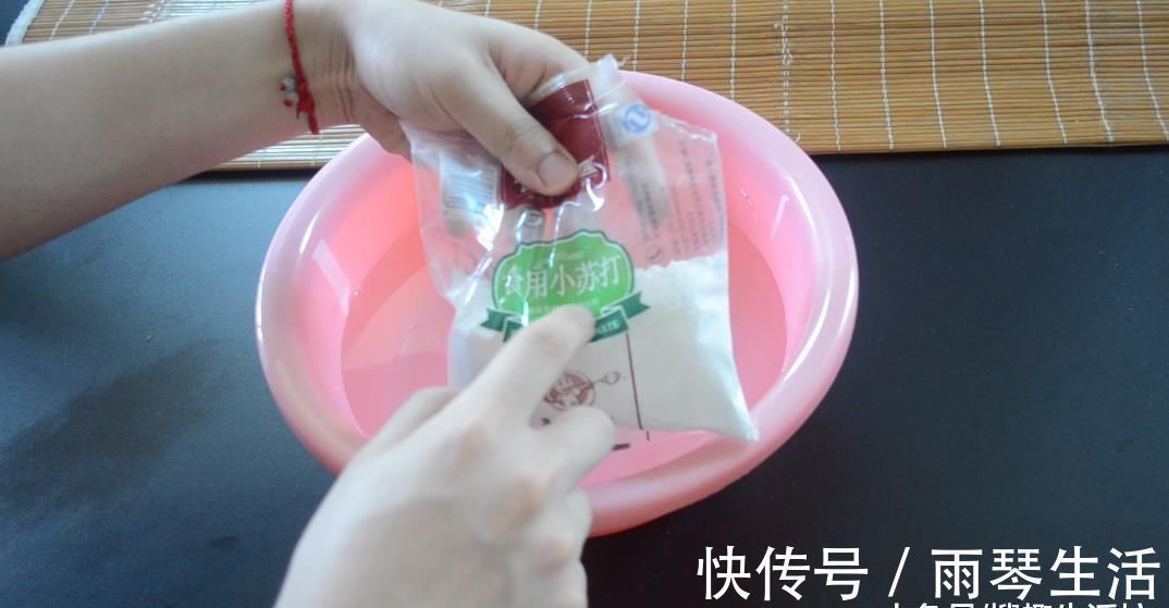 冲洗|凉席脏了别再用水冲洗了, 教你5分钟清洗凉席, 洗的干净还能除螨