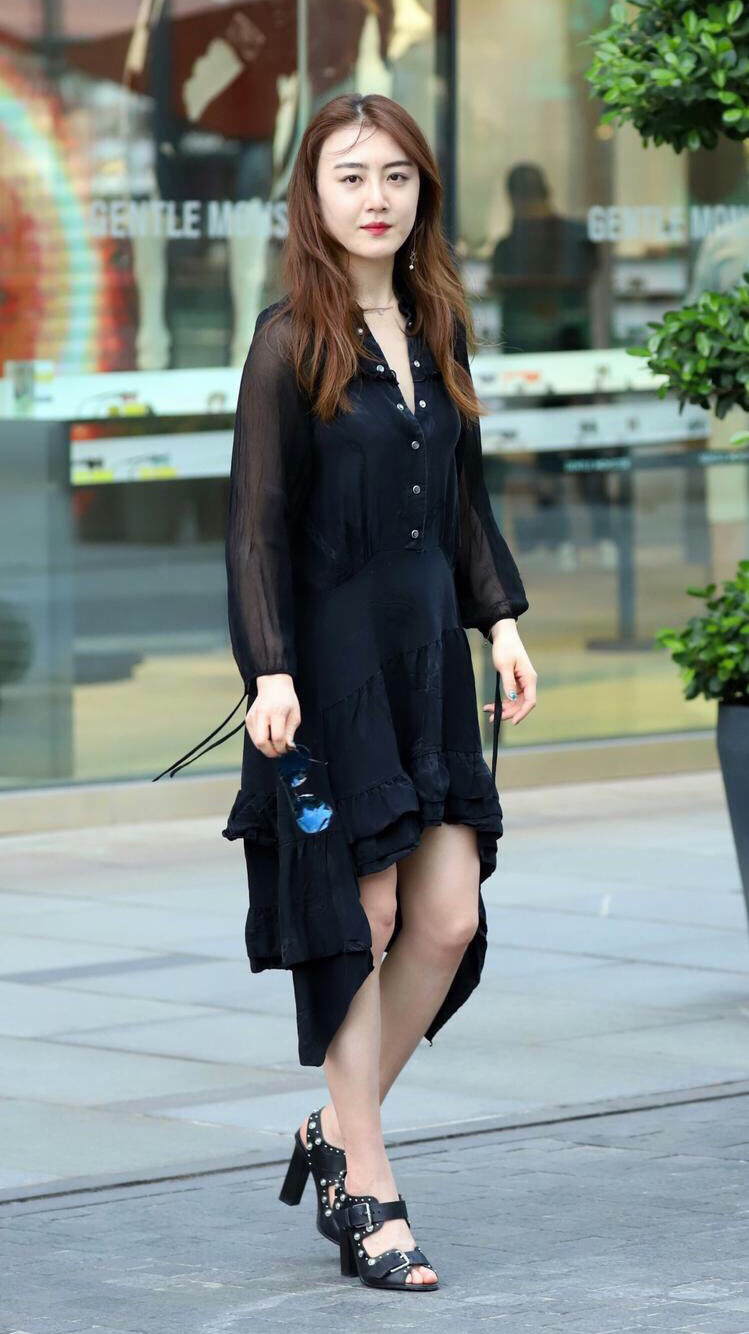 矮个子女生就要这样穿,黑色长裙搭配黑色铆钉高跟鞋,气场全开
