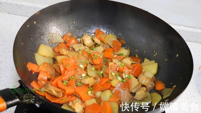 胡萝卜片|五花肉加2种食材，简单炒一炒，下饭又营养，儿子隔三差五吃一次
