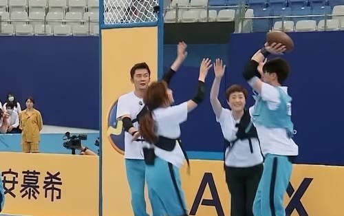 张含韵扑向蔡徐坤怀里，他的下意识举动难度太高，避嫌避出新高度