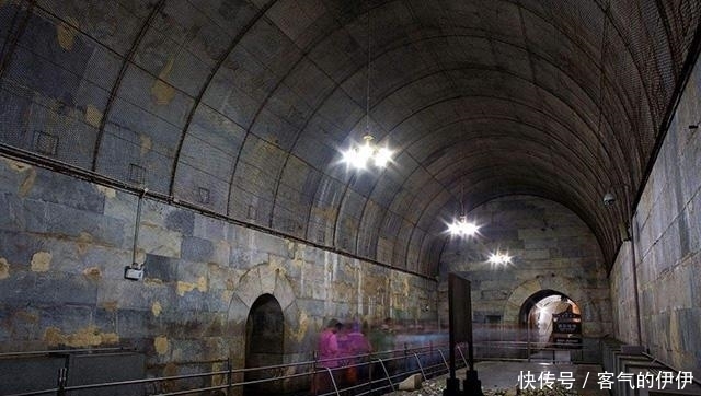 探路|1956年定陵考古:金刚墙打开后散黑烟,考古人员放公鸡探路