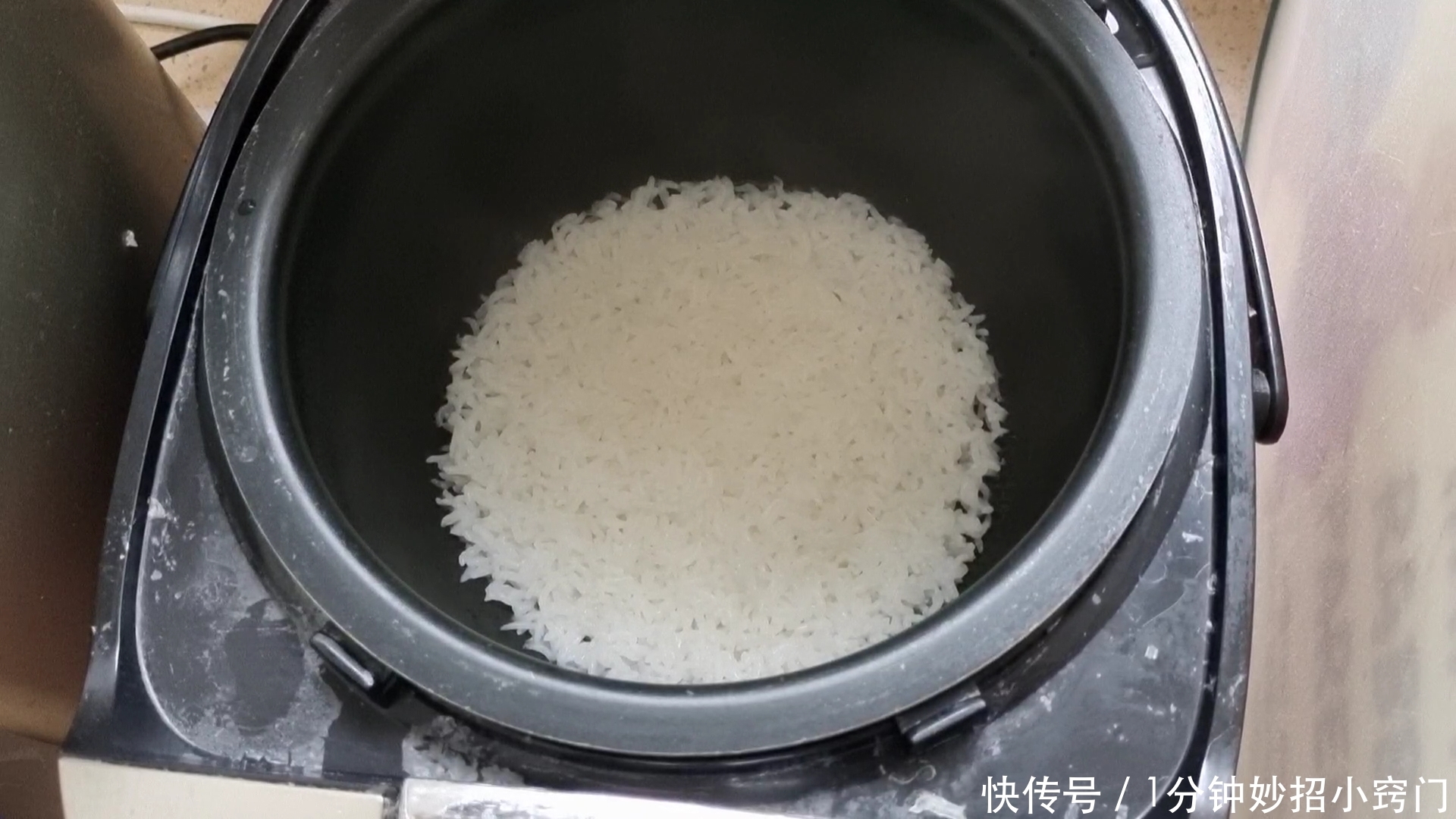 蒸米饭,万万不可直接加水!多加这步,米饭松软香甜,超好吃