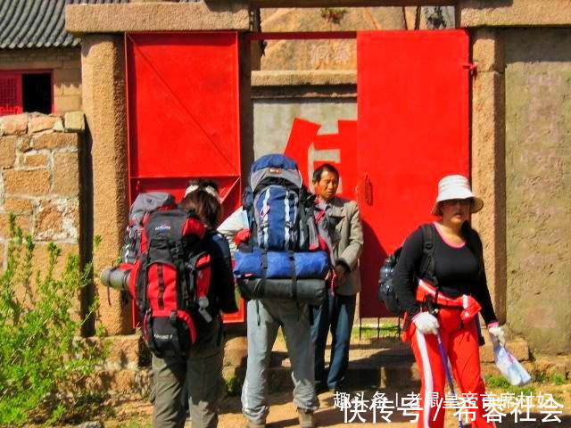 野餐|登山攀岩又累又险，成功后的野餐格外香甜，露营特别的温暖