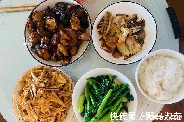 公公婆婆来我家小住，家里的晚餐变了样，现在的我“有家不想回”