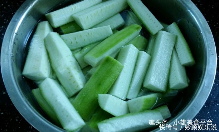 发黑|炒丝瓜容易发黑饭店大厨这一步没有做,丝瓜不发黑有食欲