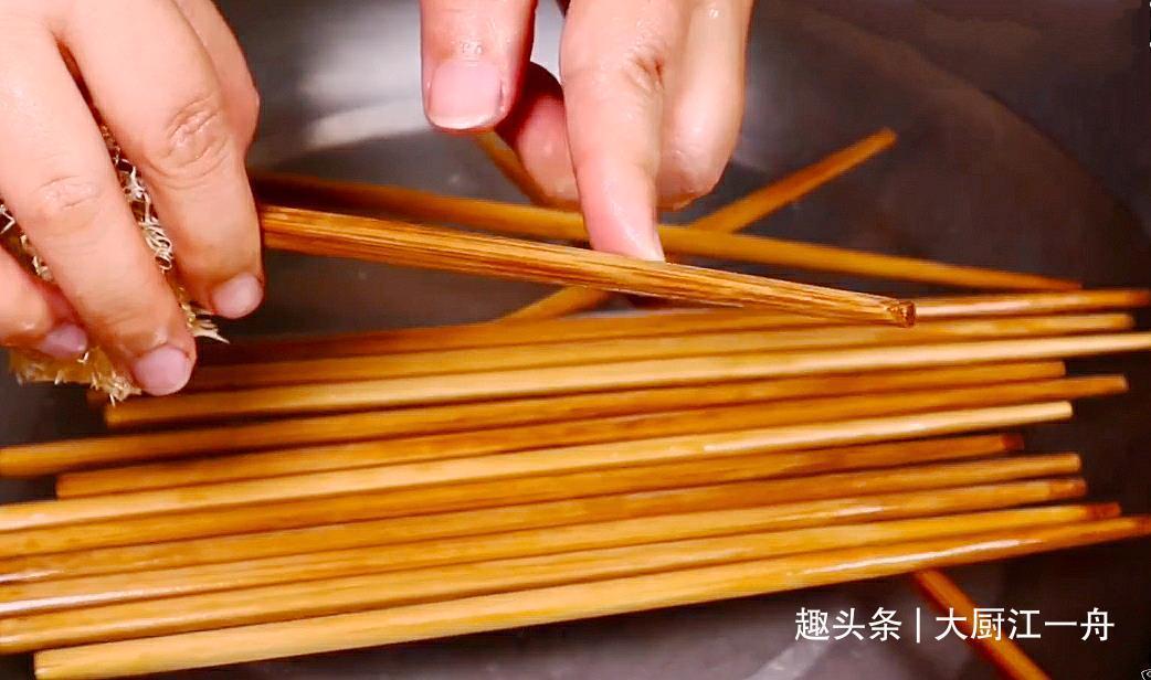 家中的筷子,用水煮已经过时了大厨教你这样做,干净快速又卫生