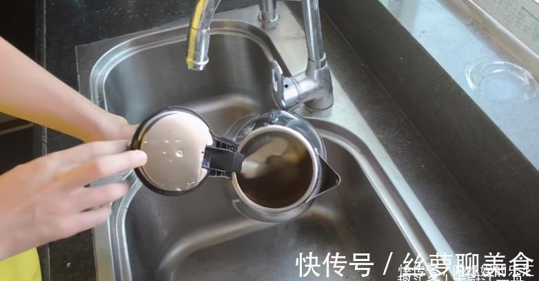 电热水壶|不管水壶水垢多厚，大厨教你一招，水垢快速去除，方便又卫生