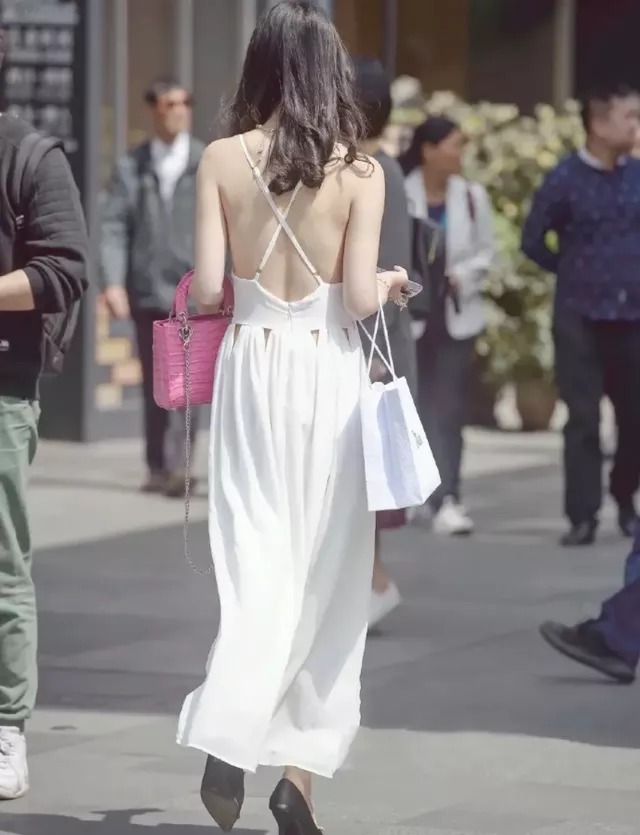 露背 气质出尘脱俗的小姐姐,一身露背长裙仙气十足