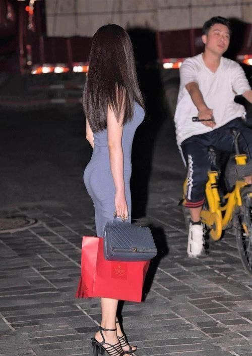 小姐姐是“大码”身材,穿风衣简直是行走的衣架