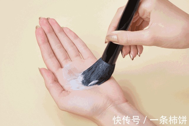 刷子|化妆工具的清洗方法一分钟轻松掌握,你知道怎么正确清洗刷子吗?