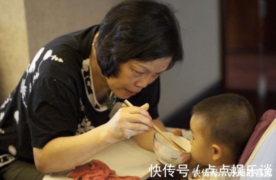 保姆|保姆带孩子从没尿湿过裤子,宝妈打开家里监控,强忍眼泪报了警